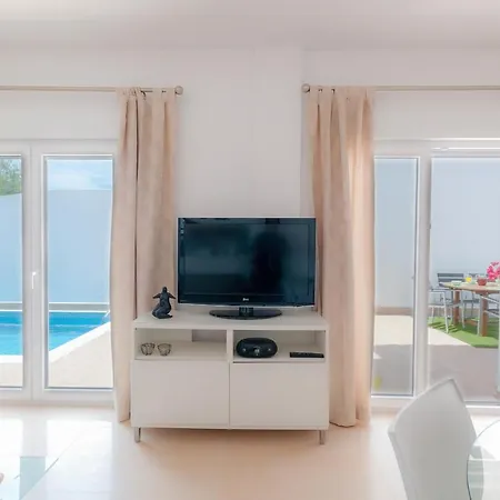 Villa Paradise - Lily Nerja